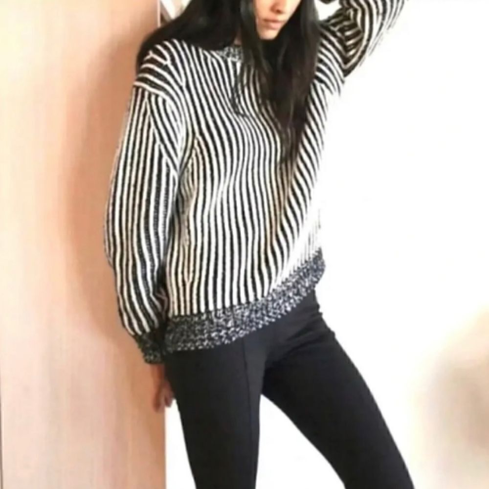Elizabeth And James Black White Contrast Knit Pullover Sweater Size M Striped